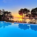 Awesome Stacaravan In Tar 4*