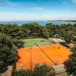 Awesome Stacaravan In Tar 4*